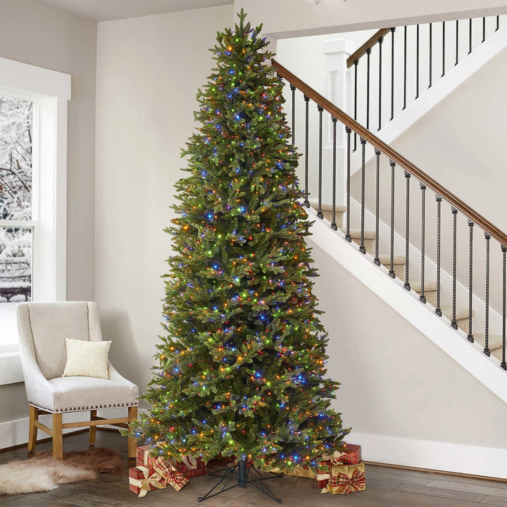 Sapin de Noël artificiel illuminé élancé Aspen de 2,7 m (9 pi)