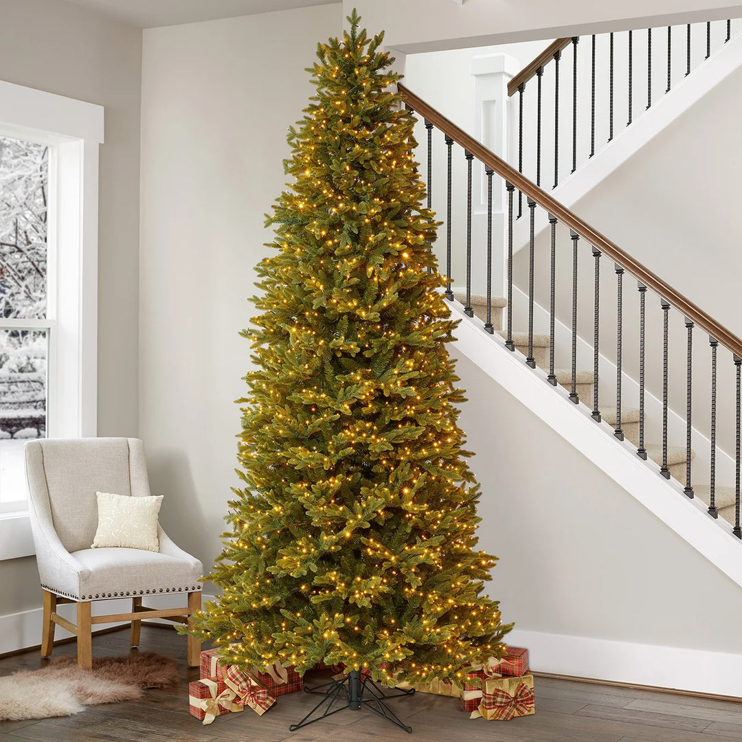 Sapin de Noël artificiel illuminé élancé Aspen de 2,7 m (9 pi)