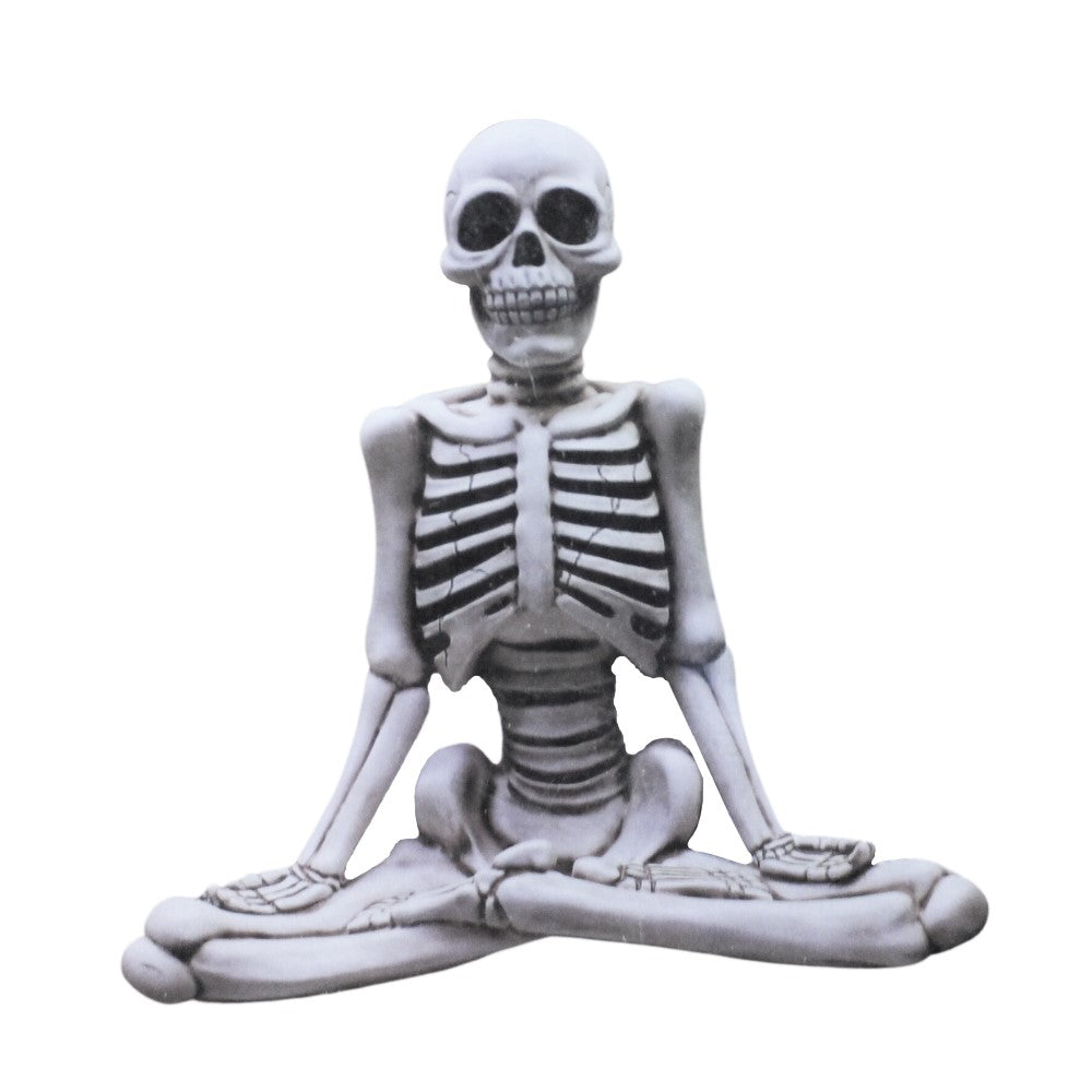 Squelette d'Halloween en position de yoga