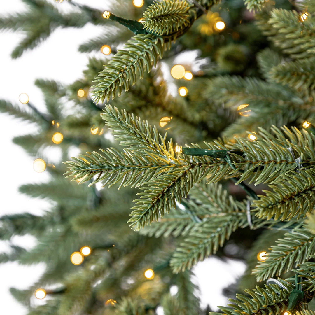 Sapin de Noël artificiel élancé de 2,75 m pré-éclairé à DEL scintillantes